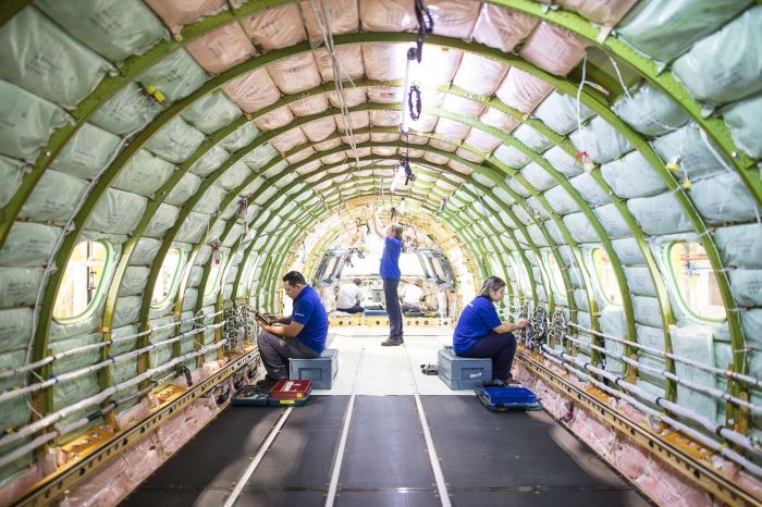Embraer abre 160 vagas em curso gratuito de produção aeronáutica para moradores da região