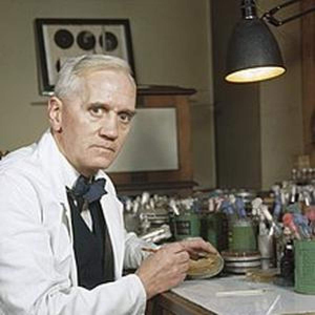 O cientista Alexander Fleming anuncia a descoberta da penicilina